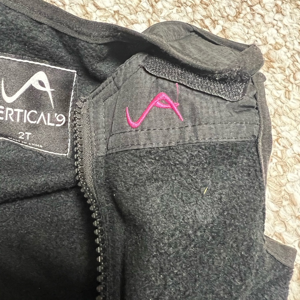 Vertical 9’ Girls Snowsuit- Size 2T - Picture 6 of 11